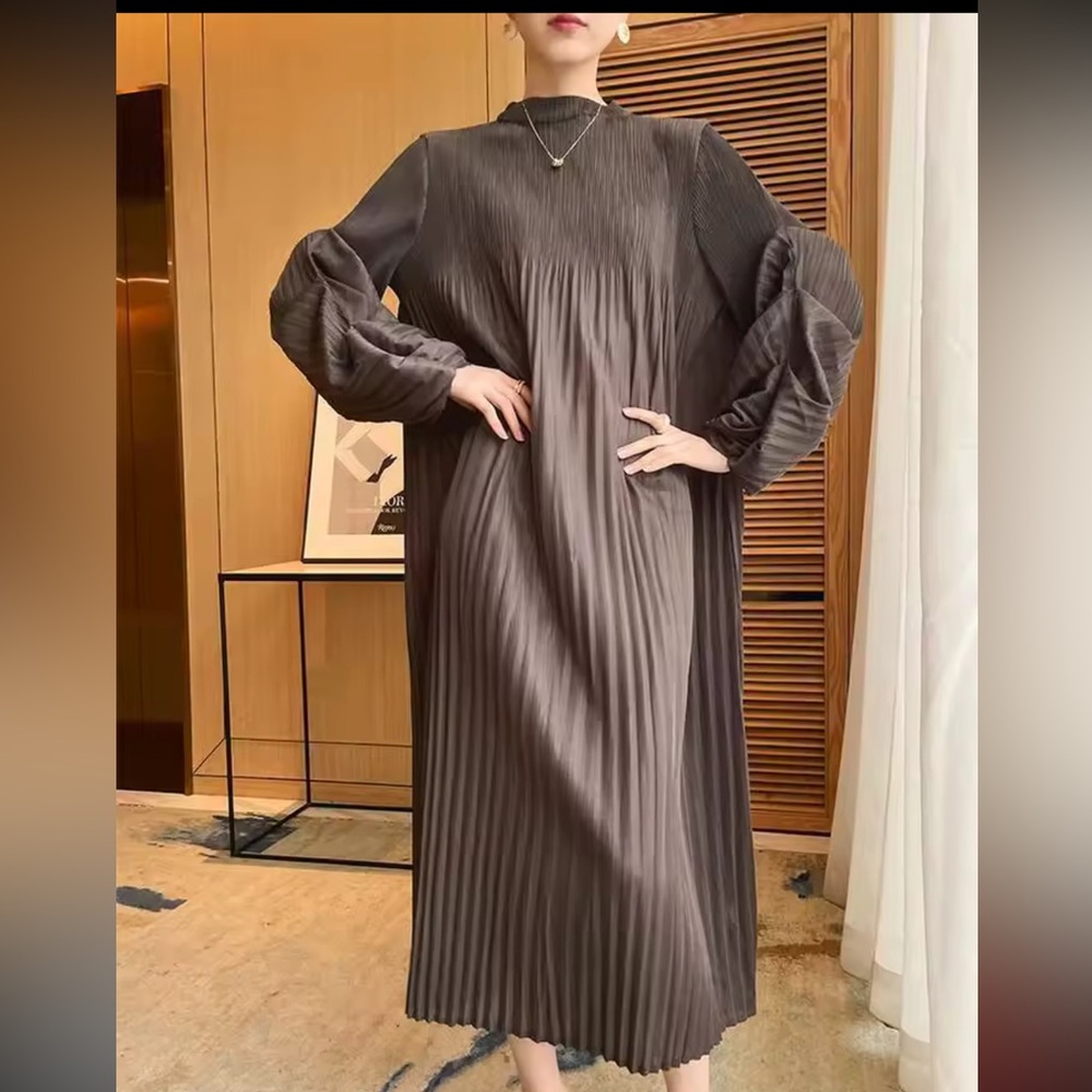 Elegant Brown Pleated Maxi Dress - Picture 3 of 5